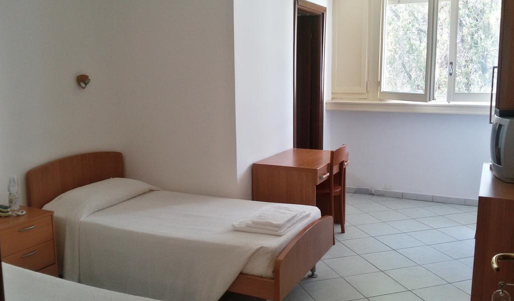 Casa Per Ferie Cardinal G. Guarino Bed & Breakfast Roma Cameră foto