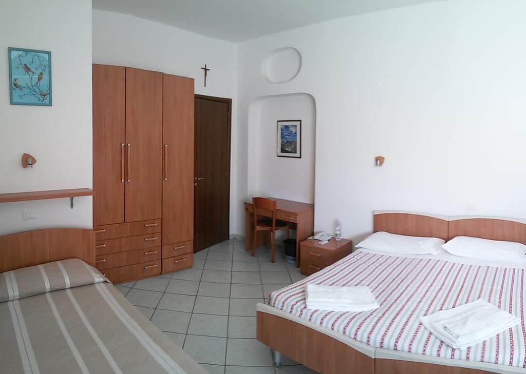 Casa Per Ferie Cardinal G. Guarino Bed & Breakfast Roma Exterior foto